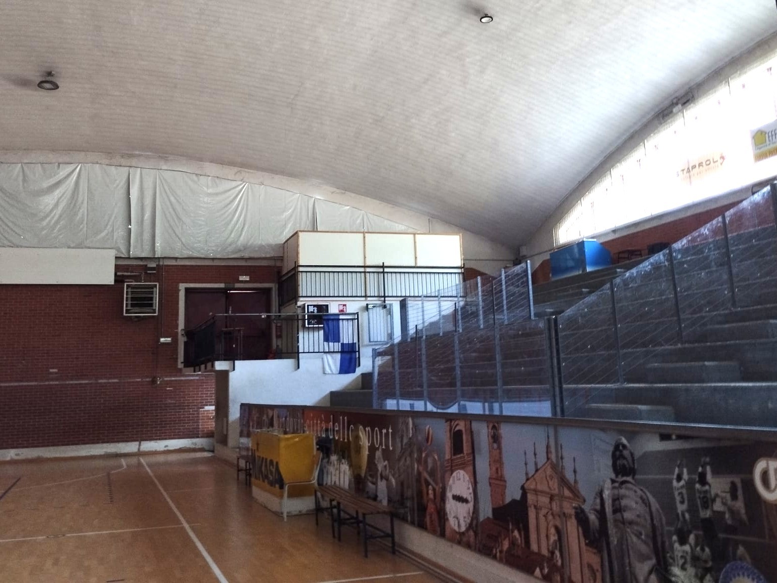 Le gradinate del Palaitis dopo l'intervento di riqualificazione della Provincia